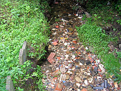 Ufer- und Sohlstruktur des Eilshauser Baches im Maßnahmenbereich