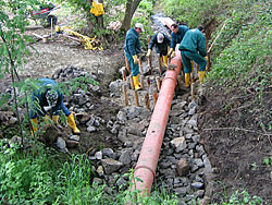 Bauphase: Wasserhaltung und Aufbau der Sohlgleite