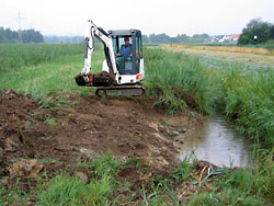 Aufweitung des Baches und Schaffung einer flachen Böschung. Beginn 26.07.05