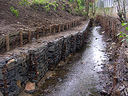 Nachdem der Böschungsfuß mit Verfahren aus dem naturnahen Wasserbau gesichert wurde, konnte die linke Uferböschung modelliert werden.