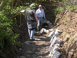 Bild3: Entfernen der Wasserentnahme, Sicherung der Sohle und der Ufer