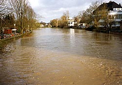 Der Stadtdurchgang von Bünde bildet angesichts der flussnahen Bebauung ein Nadelöhr, das bei einem Jahrhunderthochwasser zu großräumigen Überschwemmungen in der Innenstadt führen könnte (Bildquelle: Stadt Bünde, Hochwasser vom 28. Januar 1994)